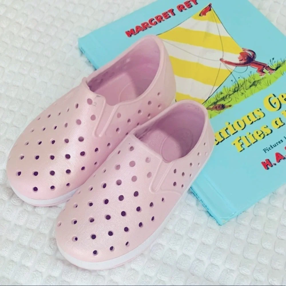 2 pairs Baby girl shoes.  Size 7‎ and newborn size